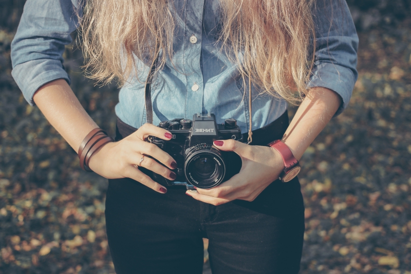 photographe-GORBIO-min_hand-person-girl-woman-camera-photography-614-pxhere.com